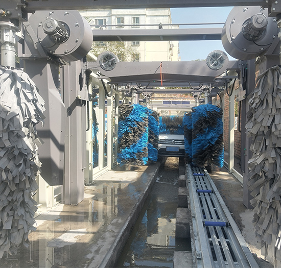 新疆加油站安装2台日森14刷隧道式洗车机